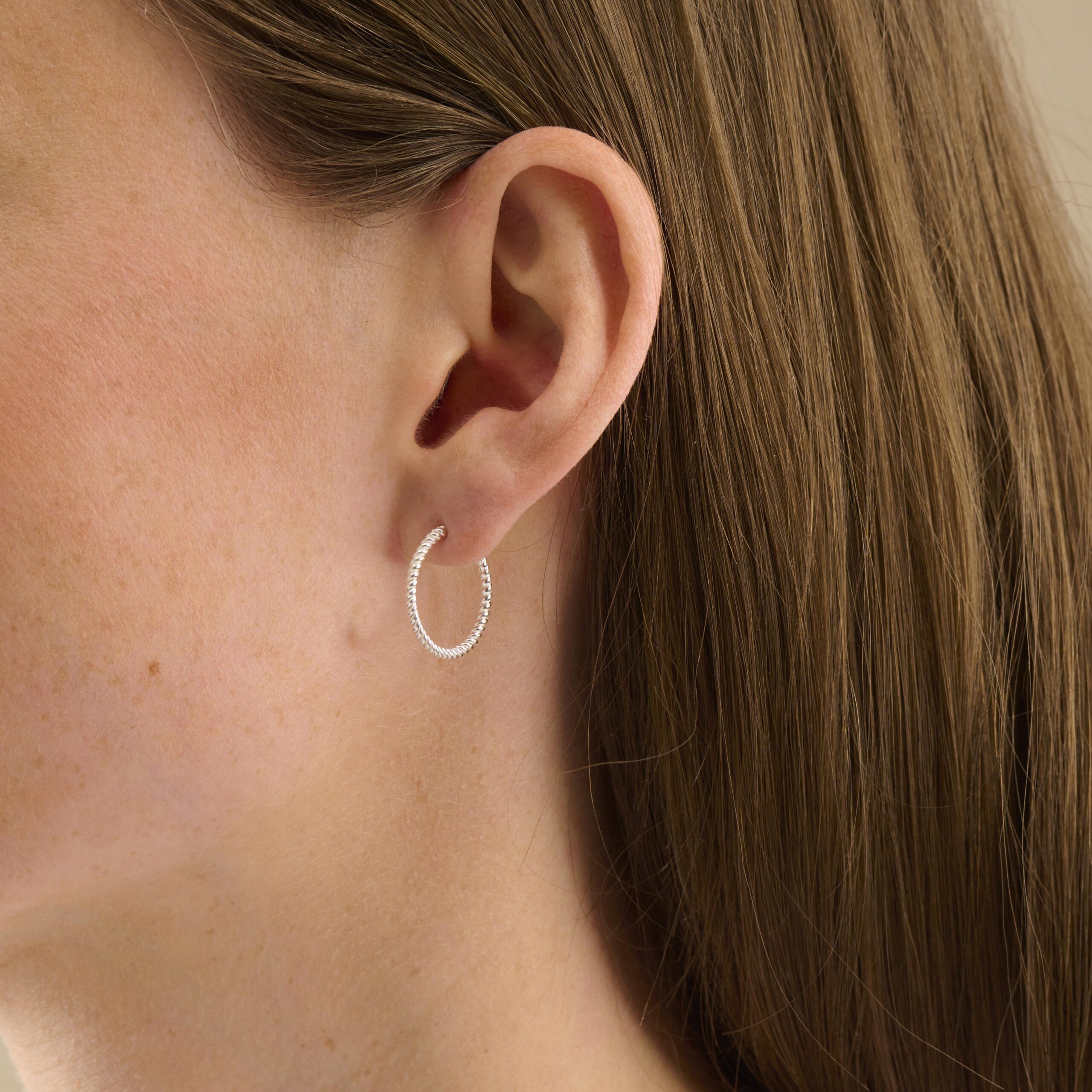 Pernille Corydon Small Twisted Creoles, i silver, til female, fra Pernille Corydon