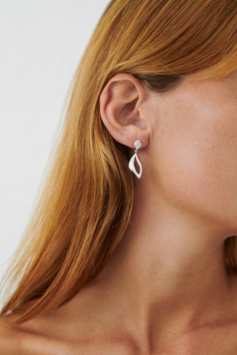 Pernille Corydon Flowing Dreams Earrings, i silver, til female, fra Pernille Corydon