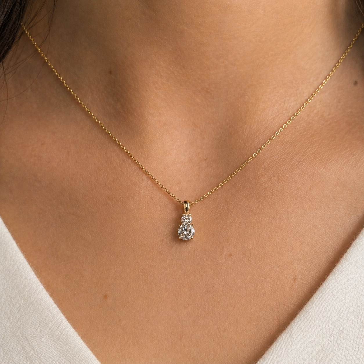 Petersen Jewels 14 kt guld vedhæng med 0,15 og 0,50 ct labgrown diamant båret på model