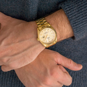 Festina F20086/A herreur på håndled med guldfarvet lænke, 40 mm urkasse og klassisk Swiss Made design.