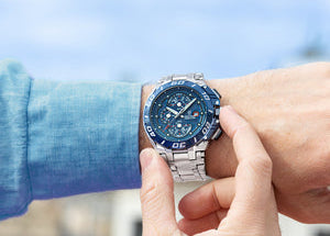 Festina F20754/4 Chrono Bike på håndled med blå urskive, stållænke og sporty herreurdesign.