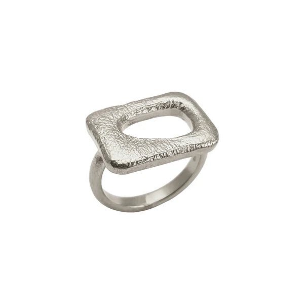 Heiring CALM ring i sterling sølv med åben rektangulær top og rå struktureret overflade, ca. 20 x 14 mm.