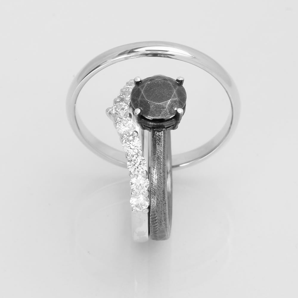 J.J Vielsesringe - V-Aligned-color-lab. 8kt - 0,55 ct HVG, i gold; diamond, til unisex, fra jan Jørgensen Vielsesringe