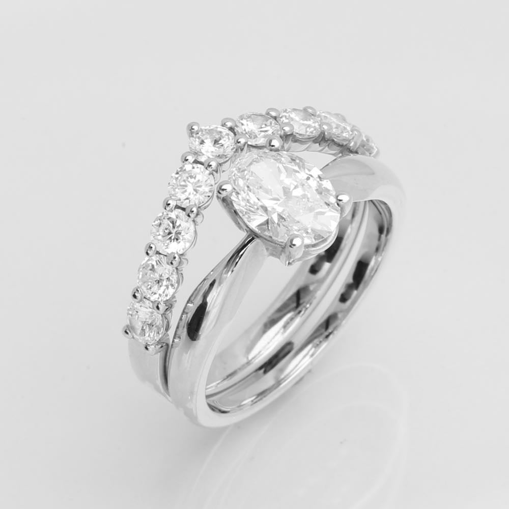 J.J Vielsesringe - V-Aligned-color-lab. 8kt - 0,90 ct HVG, i gold; diamond, til unisex, fra jan Jørgensen Vielsesringe
