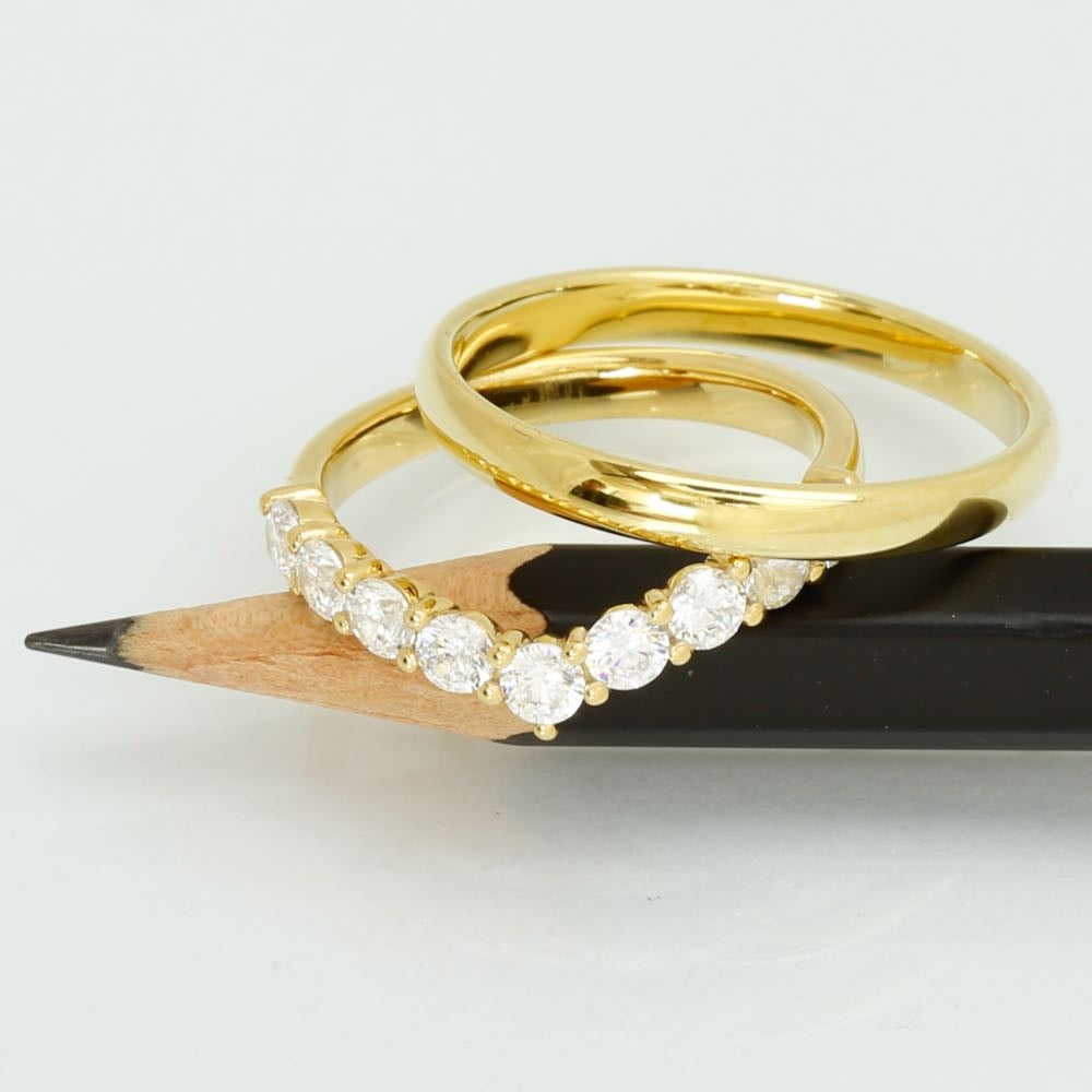 J.J Vielsesringe - V-Aligned-color-lab. 8kt - 0,90 ct, i gold; diamond, til unisex, fra jan Jørgensen Vielsesringe
