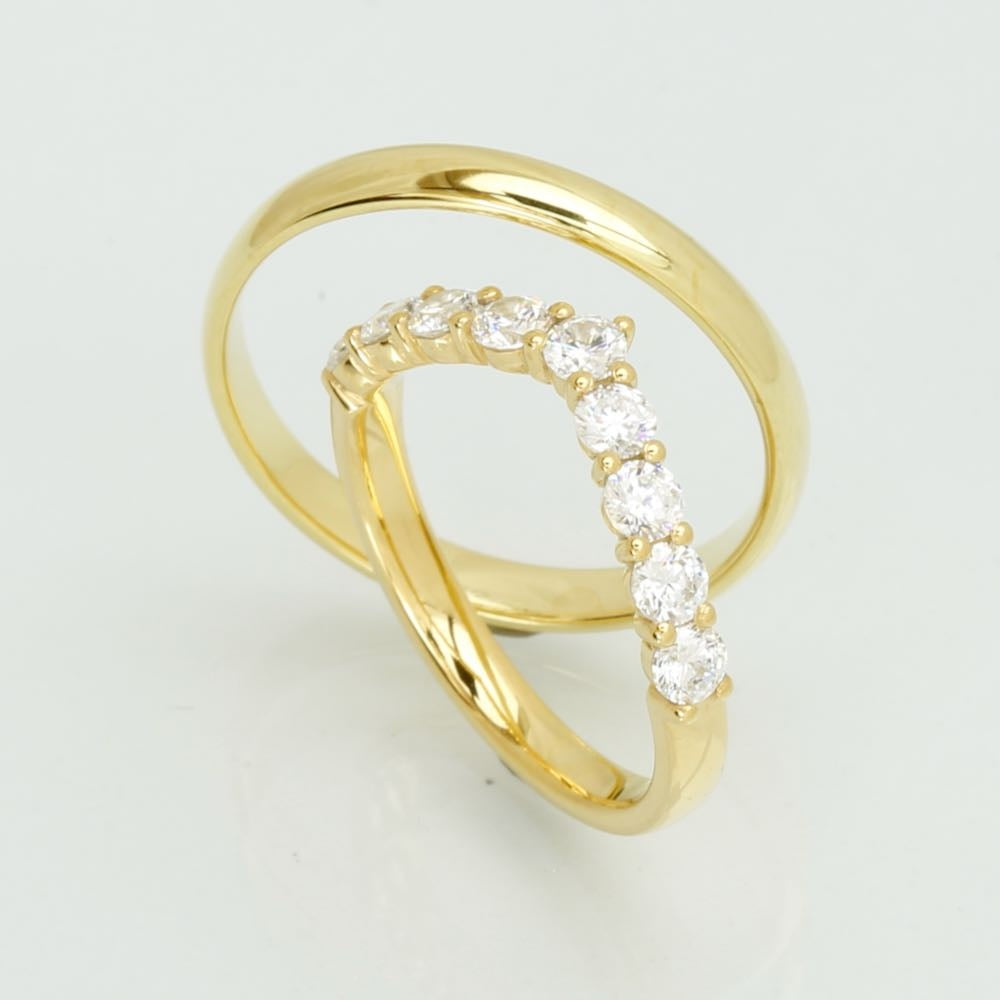 J.J Vielsesringe - V-Aligned-color-lab. 8kt - 0,90 ct, i gold; diamond, til unisex, fra jan Jørgensen Vielsesringe