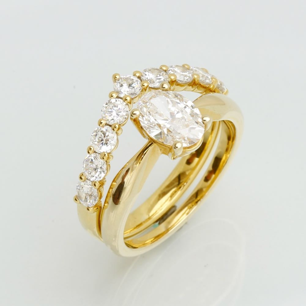 J.J Vielsesringe - V-Aligned-color-lab. 8kt - 0,90 ct, i gold; diamond, til unisex, fra jan Jørgensen Vielsesringe