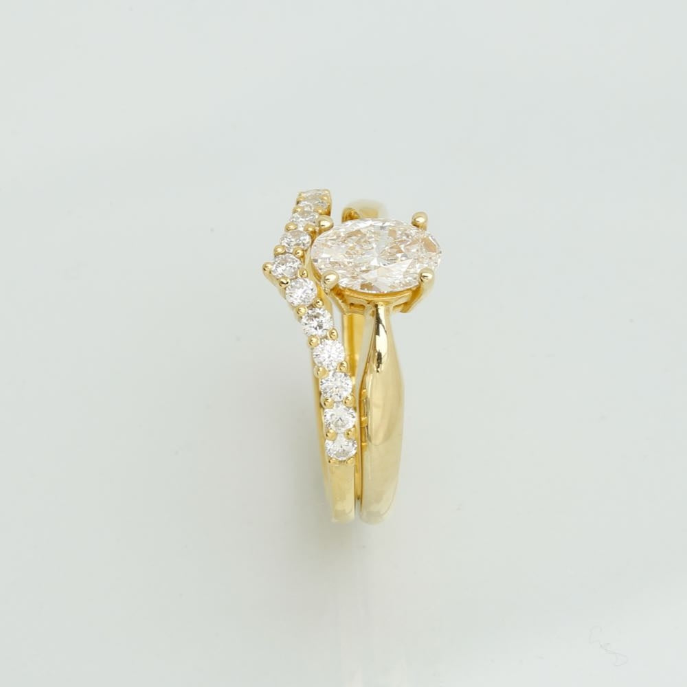 J.J Vielsesringe - V-Aligned-color-lab. 8kt - 0,39 ct, i gold; diamond, til unisex, fra jan Jørgensen Vielsesringe