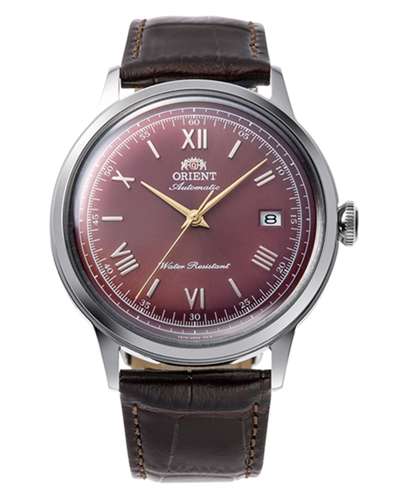 Orient Bambino RA-AC0026R automatisk herreur med rød urskive, sølvfarvet urkasse, brun læderrem, kaliber F6724, dato og 3 ATM vandtæthed.