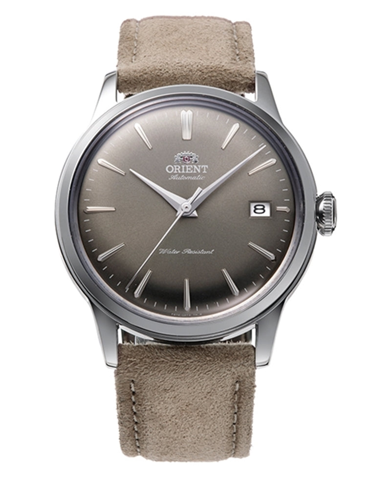 Orient Bambino RA-AC0M13N automatisk herreur med blå urskive, sølvfarvet urkasse, brun læderrem, kaliber F6724, dato og 3 ATM vandtæthed.