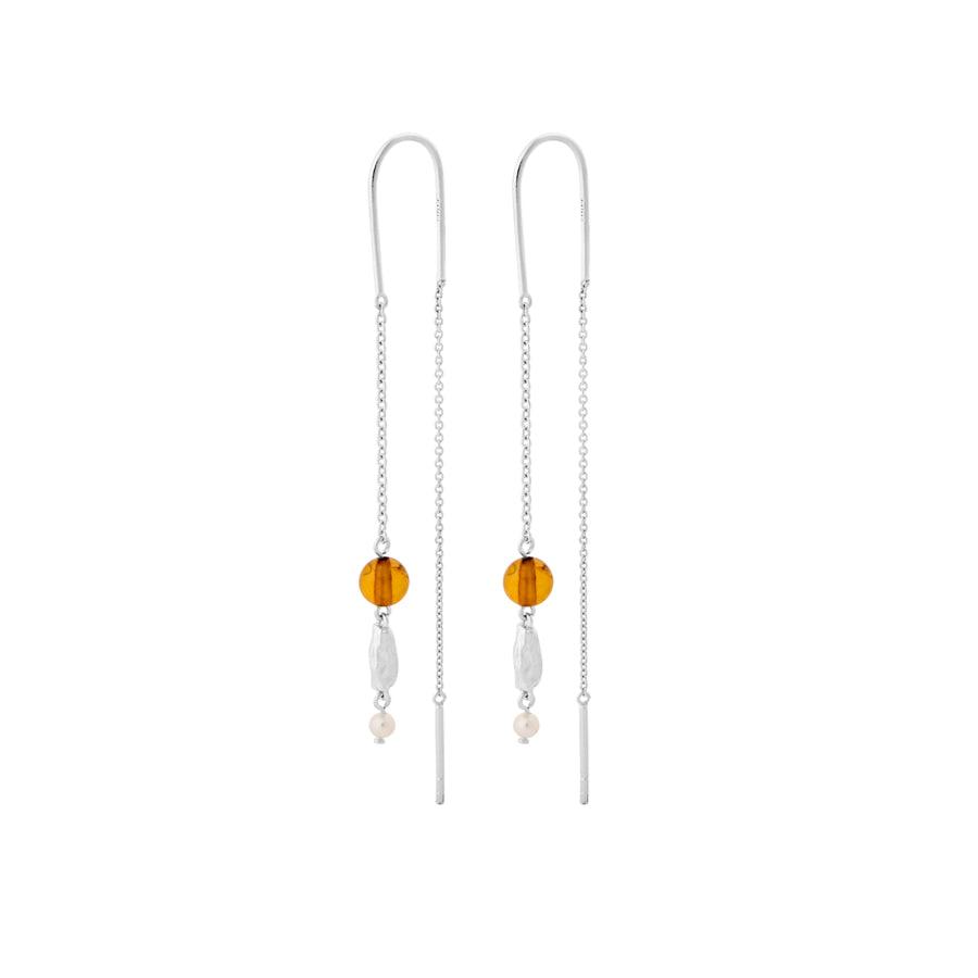 Pernille Corydon Amber Glow E-359-S ørekæder i certificeret genanvendt 925 sterlingsølv, sølvfarvede lange øreringe på 65 mm med orange ravperler og hvide ferskvandsperler, vist parvis på lys baggrund.