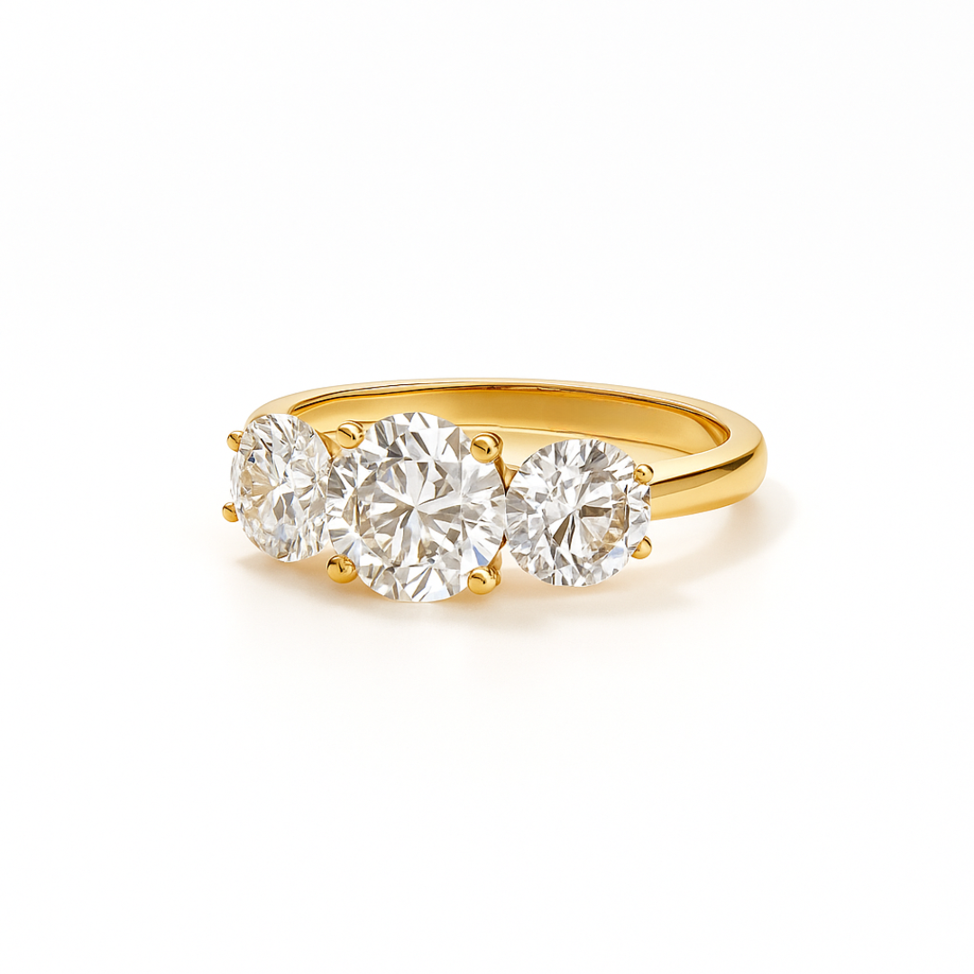 Tre-stens ring i 14kt guld med 1,00 ct centersten og to 0,50 ct round cut labgrown diamanter fra ISABELLA Collection. Skrå vinkel med blankpoleret ringskinne og klar diamantglans i dansk design.