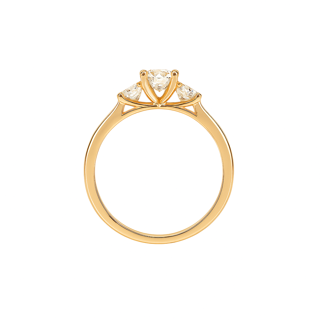 Sideprofil af 3-stens ring i 14kt guld med round cut labgrown diamanter fra ISABELLA Collection. Viser indfatning, proportioner og blankpoleret ringskinne i dansk design.