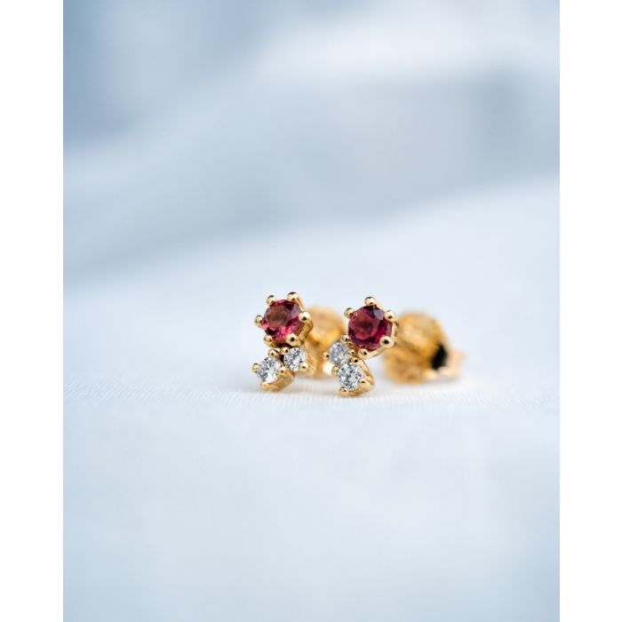NURAN TWINKLE ØRESTIKKER TURMALIN 14KT, i red-gold, fra Nuran