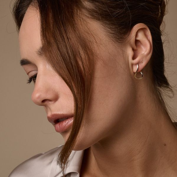 Nuran Valentina Ørestikker lille 14kt, i red-gold, til unisex, fra Nuran
