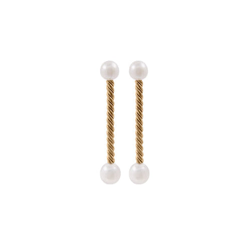 ZEEZEN messing ørestikker med snoet poleret design og hvide ferskvandsperler i 6-6,5 mm og 7-7,5 mm på hvid baggrund.