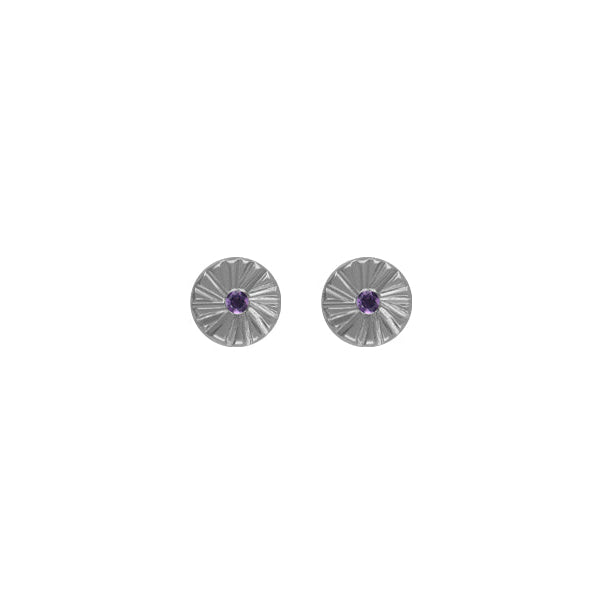 ZEEZEN ørestikker med poleret rundt stråledesign og lilla ametyster på 2 x 1,25 mm på hvid baggrund.