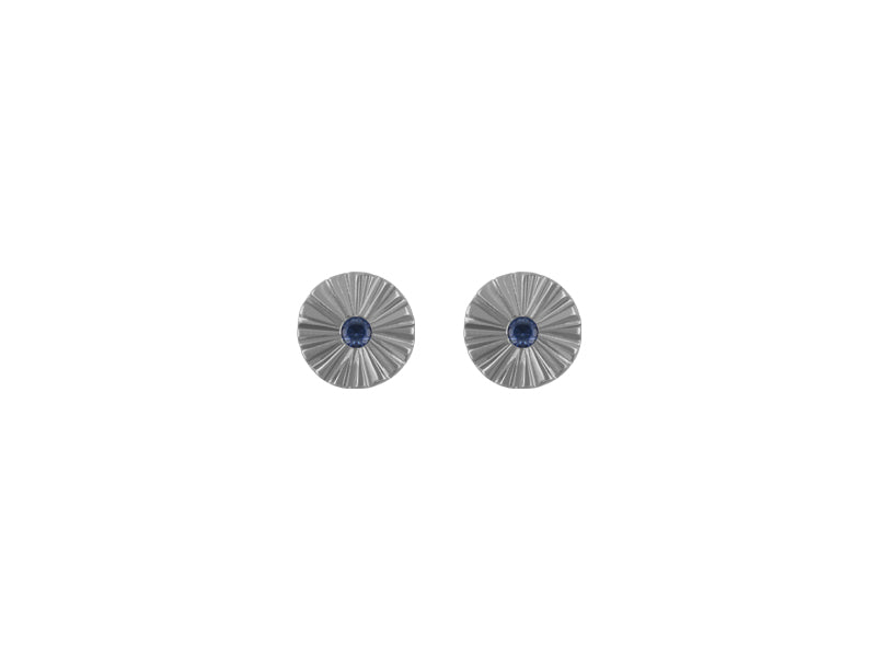ZEEZEN ørestikker med poleret rundt stråledesign og blå safirer på 2 x 1,5 mm på hvid baggrund.