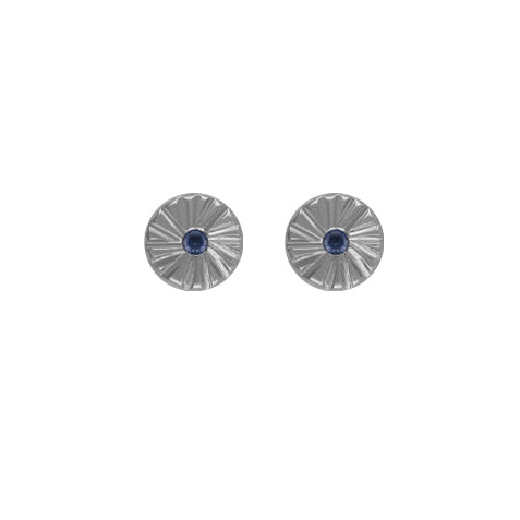 ZEEZEN ørestikker med poleret rundt stråledesign og blå safirer på 2 x 1,25 mm på hvid baggrund.
