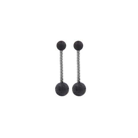 ZEEZEN titanium ørestikker med poleret design og sorte lavaperler på 10 mm på hvid baggrund.