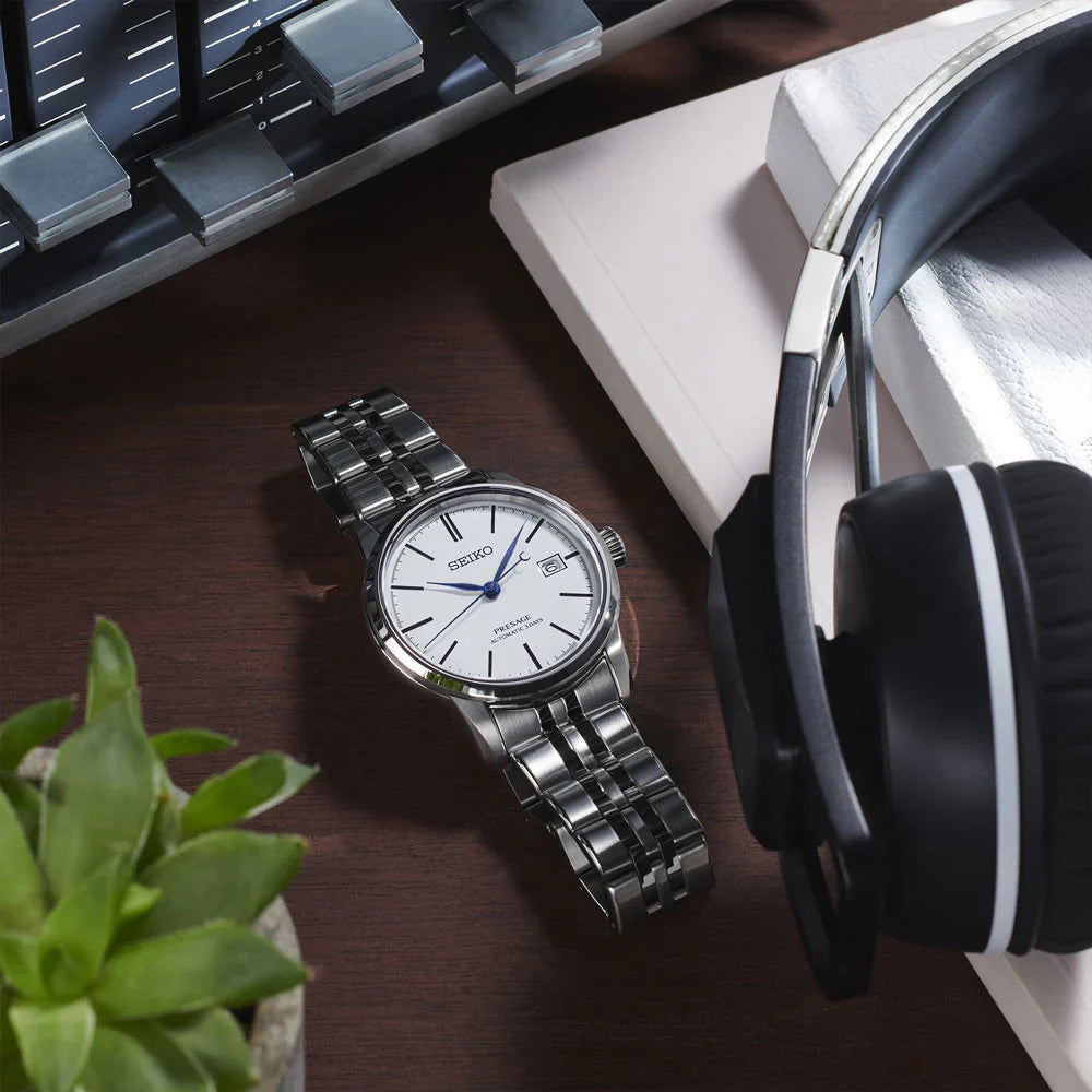 Seiko Presage SPB403J1 automatisk herreur med sølvhvid skive og Jubilee-lænke – klassisk japansk elegance og åben bagkasse.