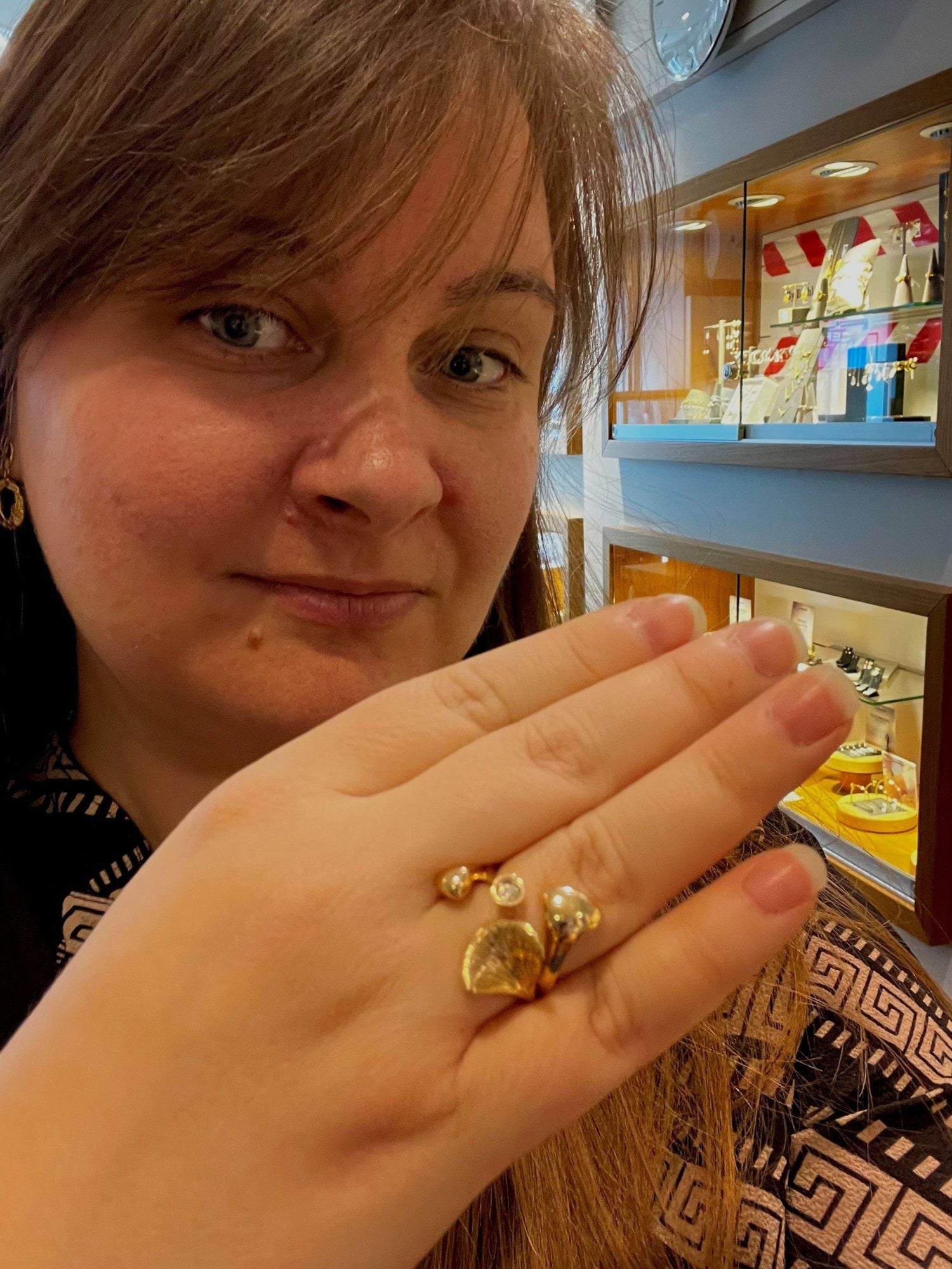 Kaya ring vist på hånd