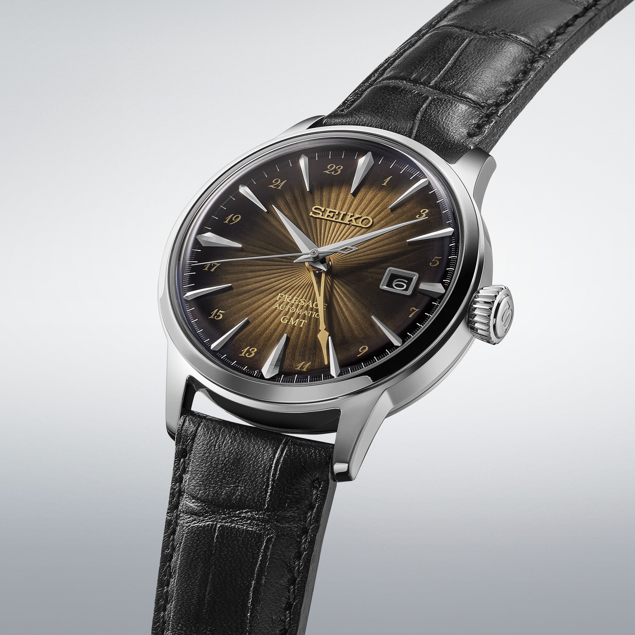 Seiko Presage Sharp Edged Series GMT ur, model SSK039J1, med gylden skive, gyldne visere, timemarkører, og datovisning ved 3. Sort læderrem og stålkabinet