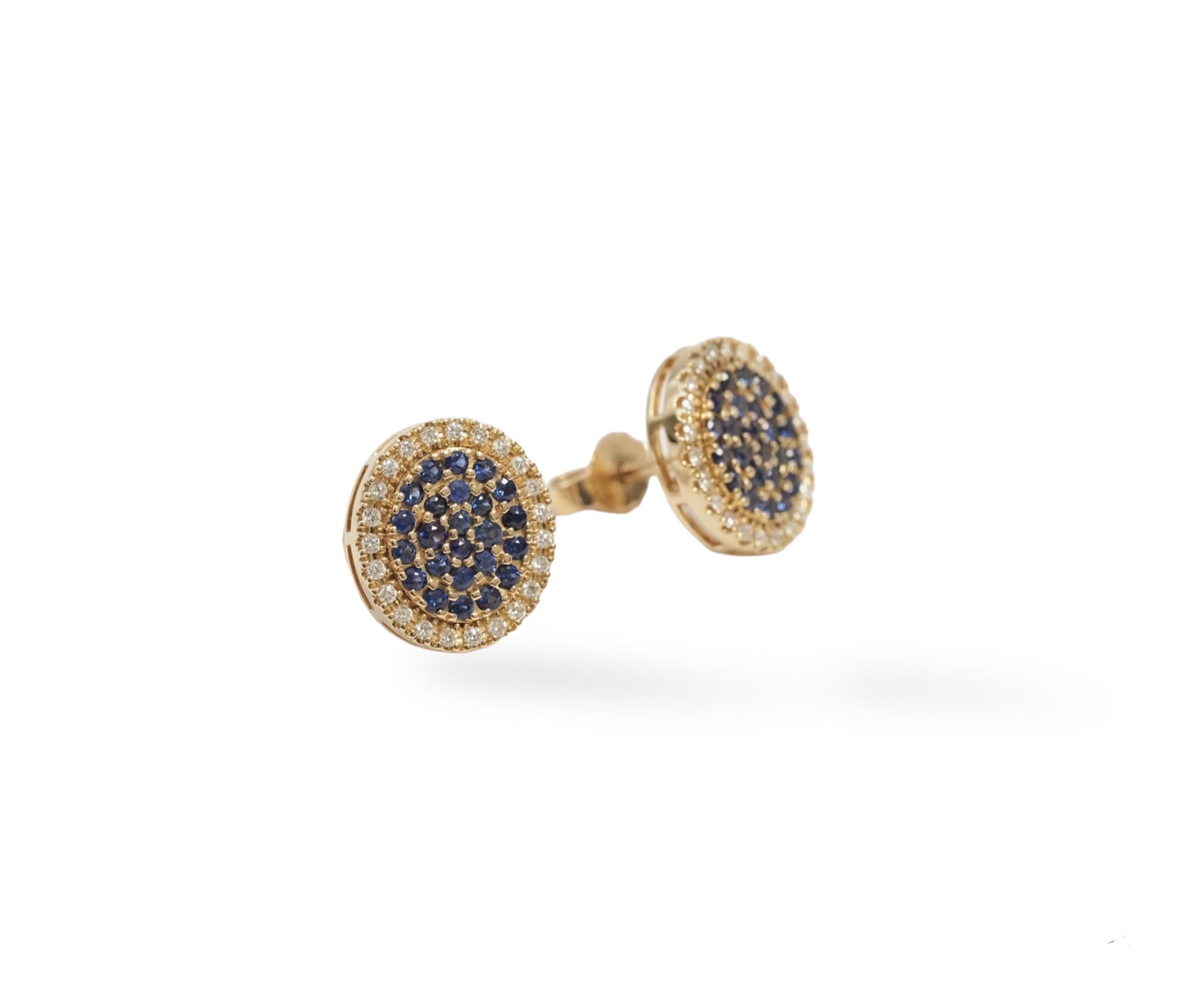 Blomster Ørestikkere i 14 kt. rødguld med 23 brillanter (0,20 ct) og 24 safirer (0,50 ct). Brillanterne er TW/VS-SI. Et eksklusivt smykke fra Blomster Jewellery med funklende detaljer.