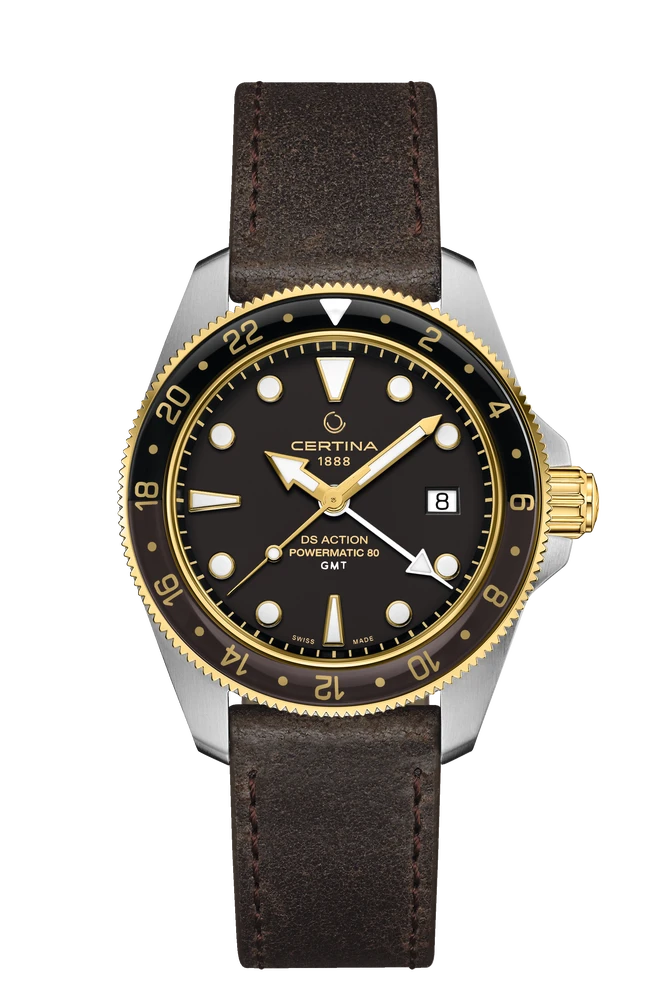 Et Certina DS Action GMT Powermatic 80 ur, model C032.929.26.051.00, med en sort urskive, gulddetaljer og en robust læderrem. Uret har en GMT-funktion og en roterende bezel, perfekt til eventyr og rejser.