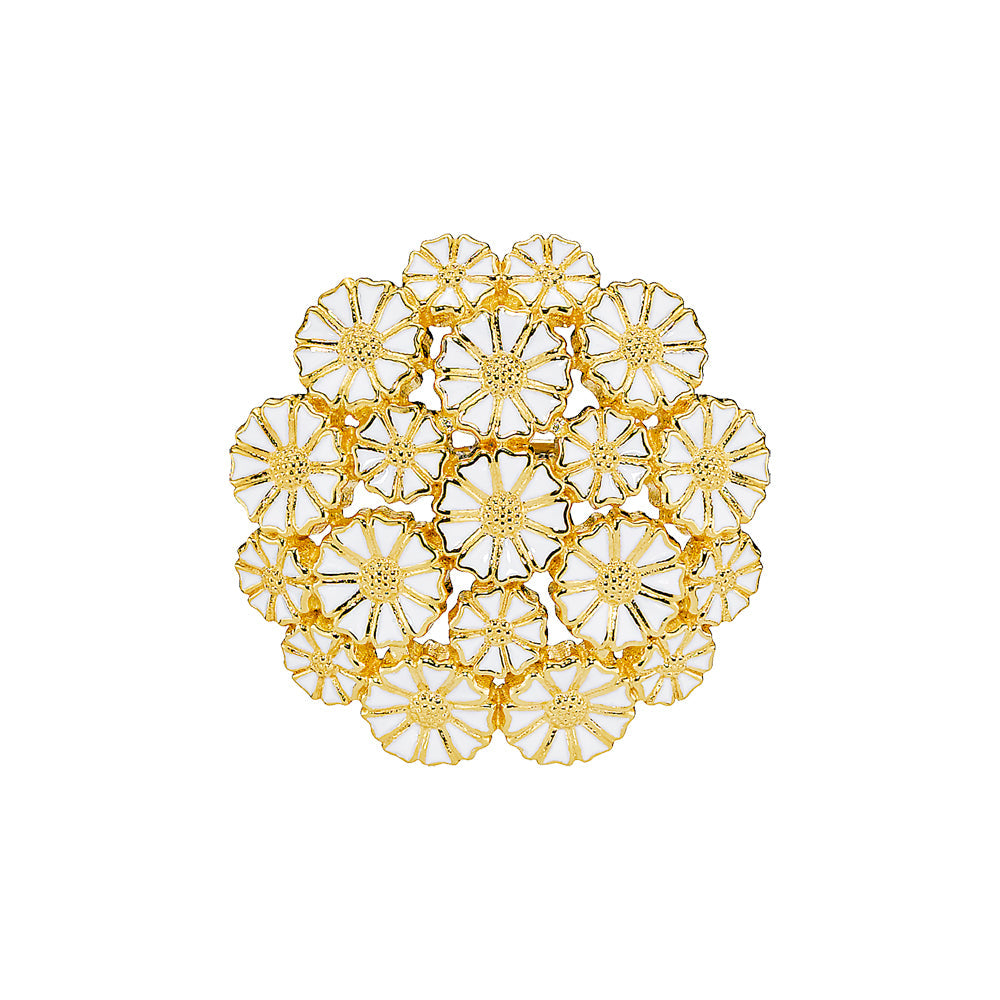 Denne smukke Marguerit broche er fremstillet i forgyldt sølv med hvid emalje. Designet består af en blanding af margueritblomster i størrelserne 9x5mm og 10x7,5mm, hvilket giver brochen et detaljeret og elegant udtryk.