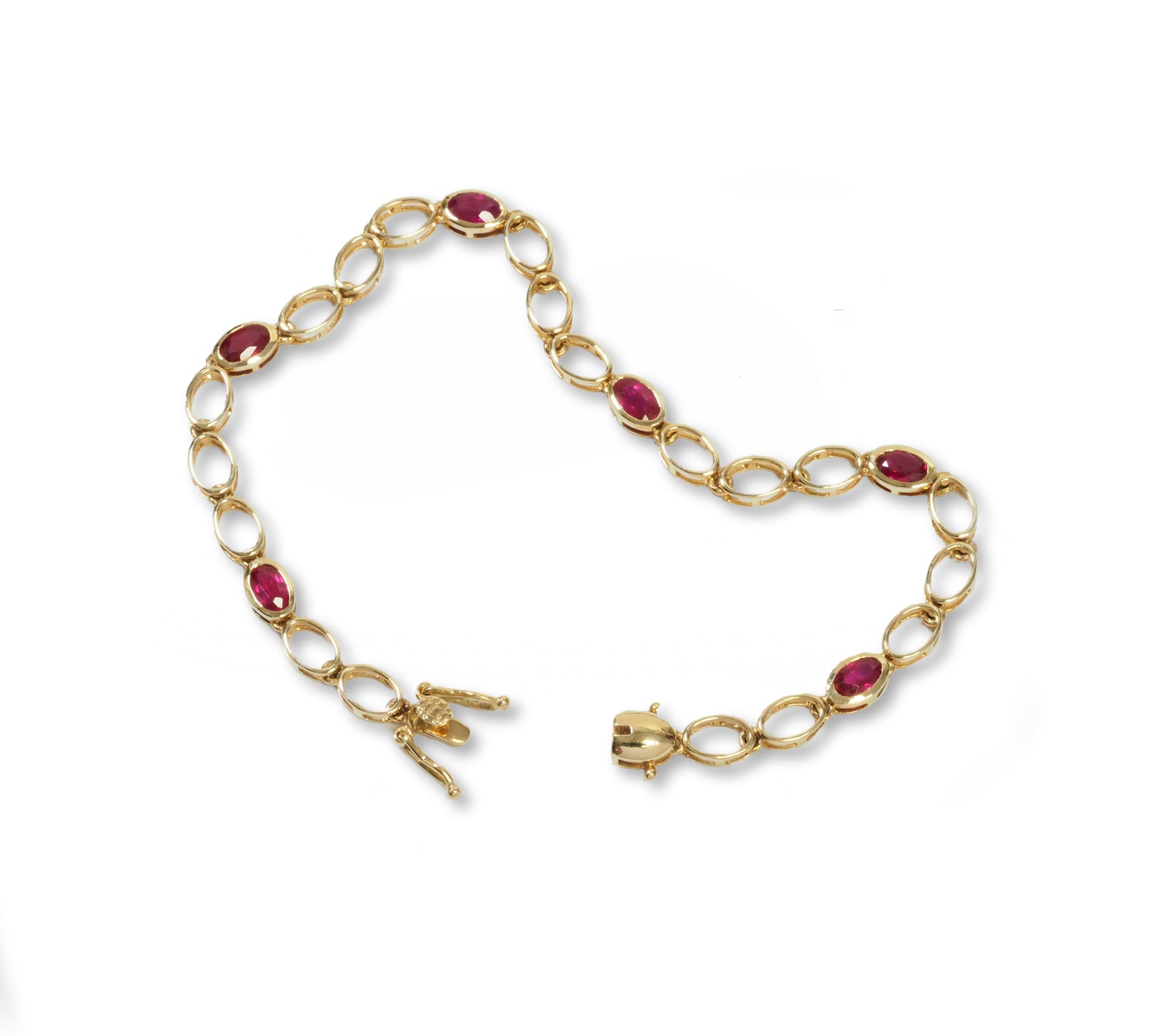 Et eksklusivt Blomster Safir Armbånd i 14 kt. rødguld, smukt dekoreret med 6 indfattede rubiner. Armbåndet har en samlet carat på 1,74 ct, hvilket gør det til et elegant og luksuriøst kunstværk fra Blomster Jewellery.