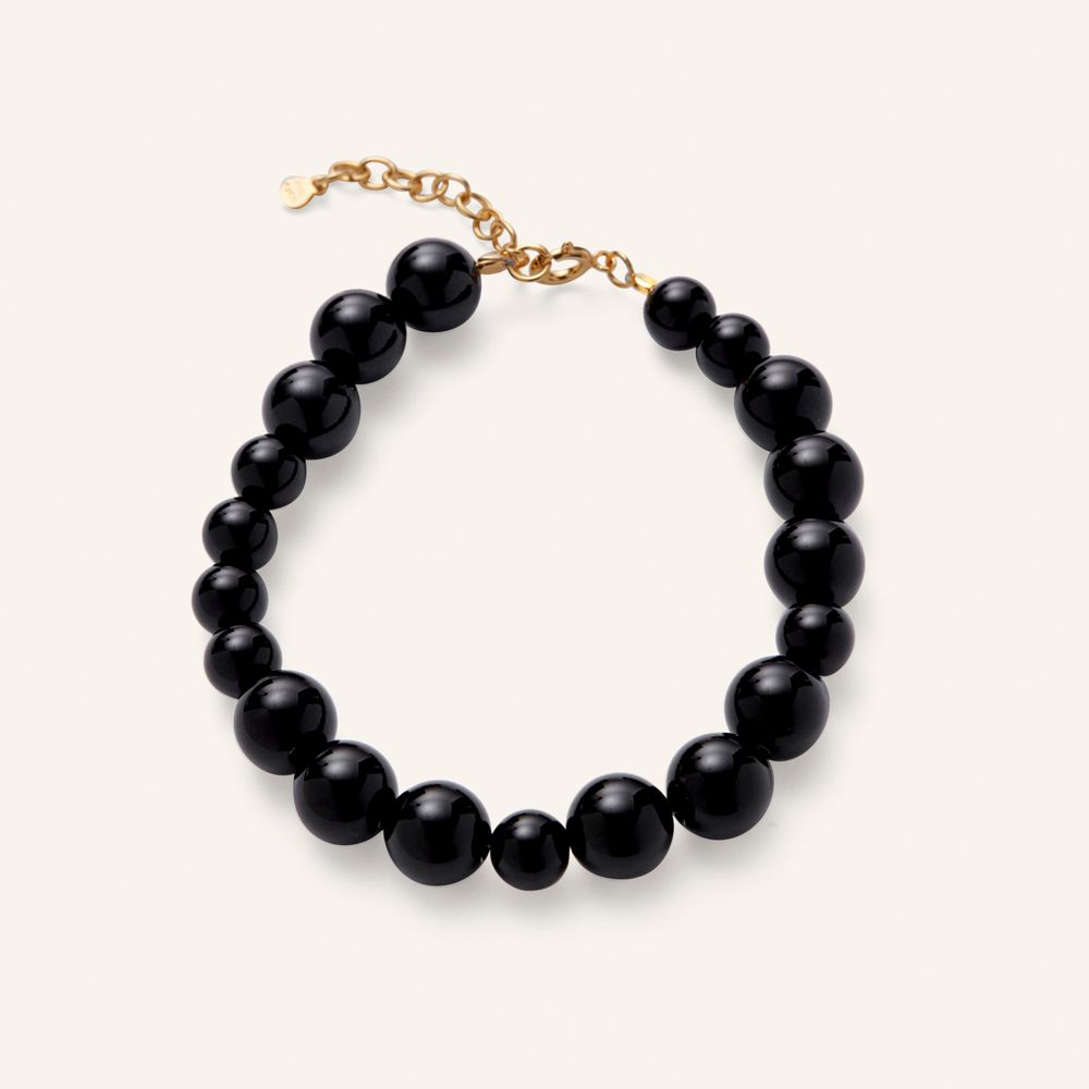 Eloise-armbåndet er et markant, men enkelt smykke med justerbar længde på 16-19 cm. Dets tidsløse elegance gør det ideelt til at bære alene eller sammen med andre smykker. Fås i forgyldt certificeret genbrugssølv og certificeret genbrugssølv.