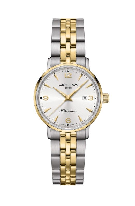 Et Certina dameur, model C035.210.55.037.02, med en elegant tofarvet titaniumslænke i sølv og guld. Uret har en hvid urskive med gyldne markeringer og datovisning, der udstråler tidløs elegance og luksus.