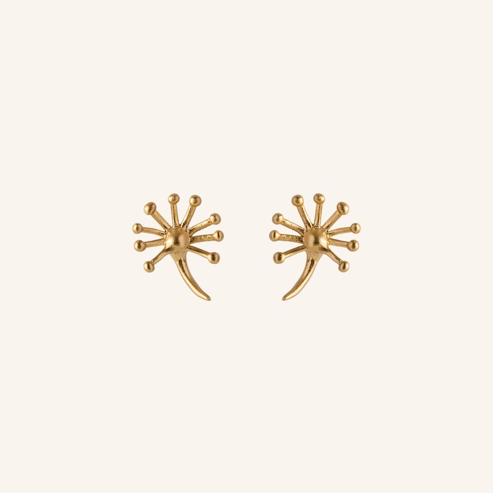 Dandelion Earsticks er små, enkle ørestikker på 9 mm, inspireret af mælkebøttens faldskærmsfrø. Med en silkebørstet overflade tilføjer de naturlig elegance og kan nemt styles med andre smykker. Perfekte til et subtilt og smukt look