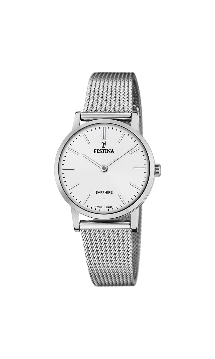 Et Festina Swiss Made Slim ur, model 20015/1, med en elegant og minimalistisk hvid urskive. Uret har en slank profil og er udstyret med en sølvfarvet mesh-rem i rustfrit stål samt safirglas for ekstra holdbarhed.