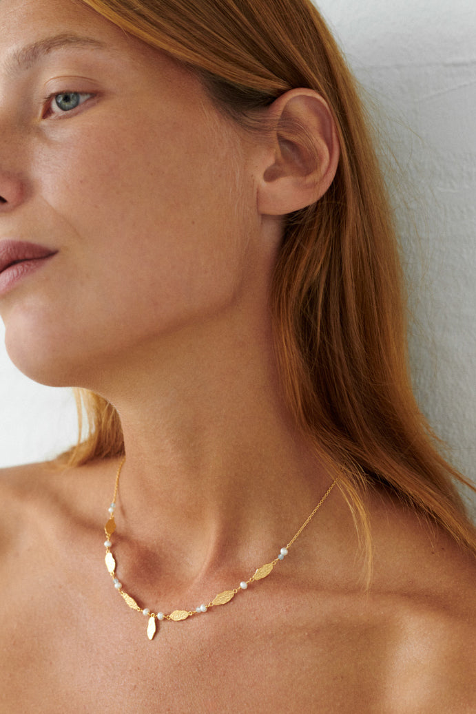 Drifting Dreams Necklace fra Pernille Corydon, featuring organic pendants adorned with white pearls and aquamarine. Available in silver and gold-plated silver, made from certified recycled silver. Adjustable length: 40-45 cm.
