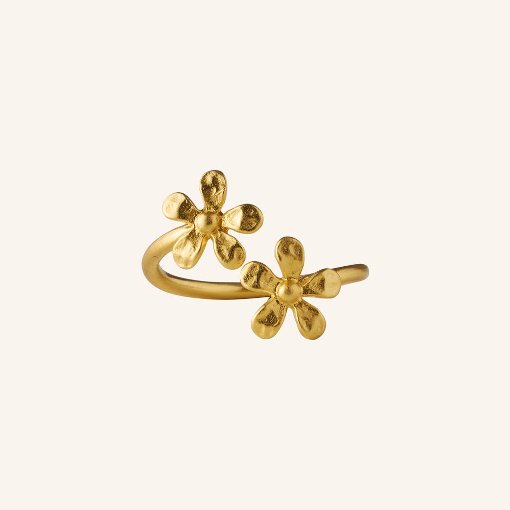 Rain-ringen er inspireret af regnens bløde bevægelser, med snoede organiske former, der giver et klassisk og elegant udtryk. Den kan bæres alene for et tidløst look eller kombineres med andre smykker for at skabe en unik stil.