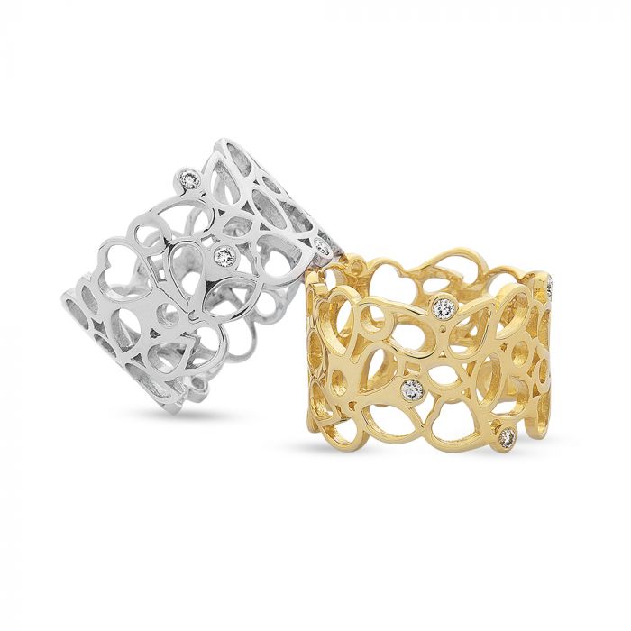Eksklusiv Nuran ring i 14 kt rødguld, kunstnerisk udformet med en bred, åben struktur. Pragtfuldt isat med 0,12 ct W/VS brillanter, der tilfører et strejf af luksus og elegance til ethvert look.