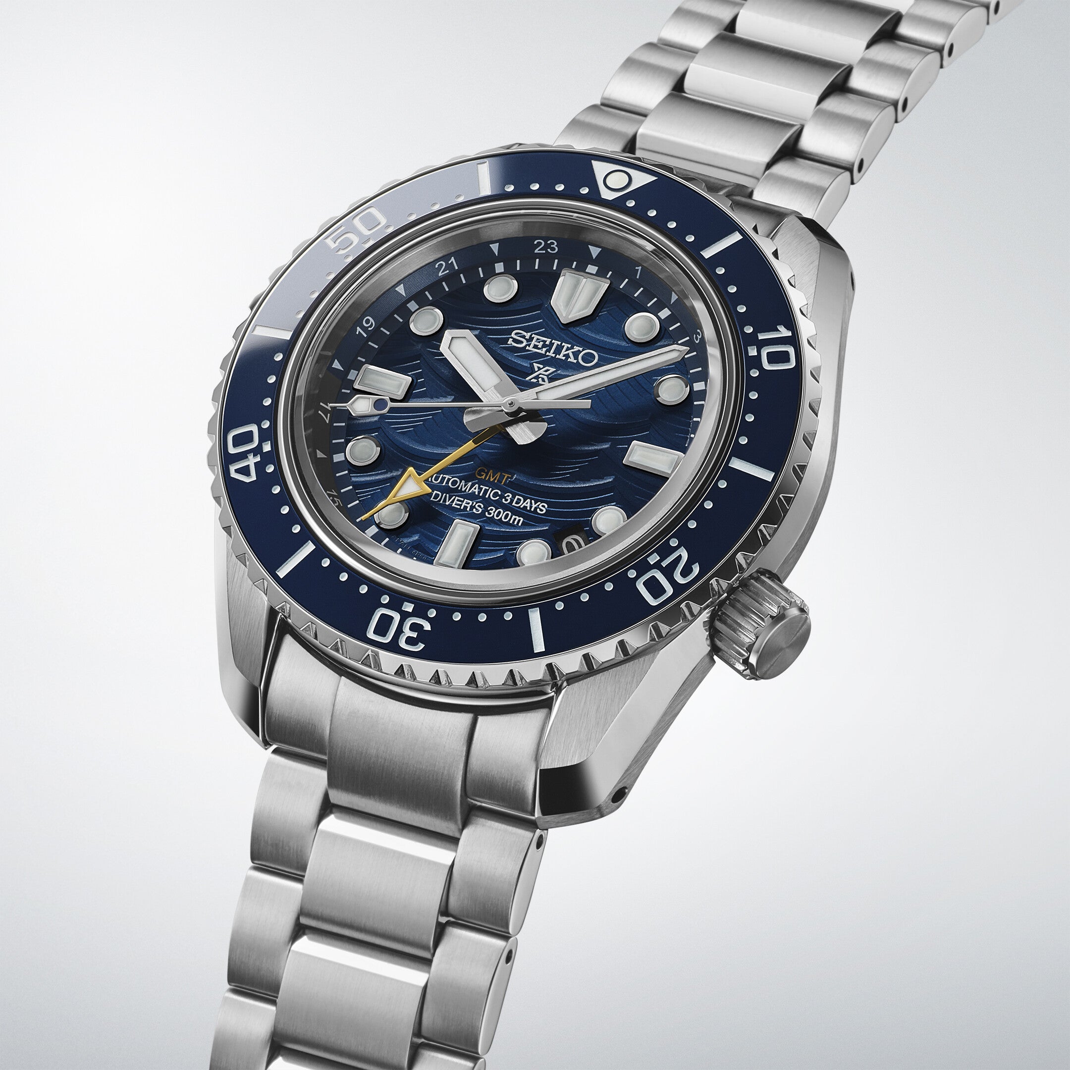 Seiko Prospex Speedtimer Solar Chronograph SSC947P1 med en farverig skive, blå og orange detaljer, og en stålarmbånd. Farveglad baggrund fremhæver urets sporty design.
