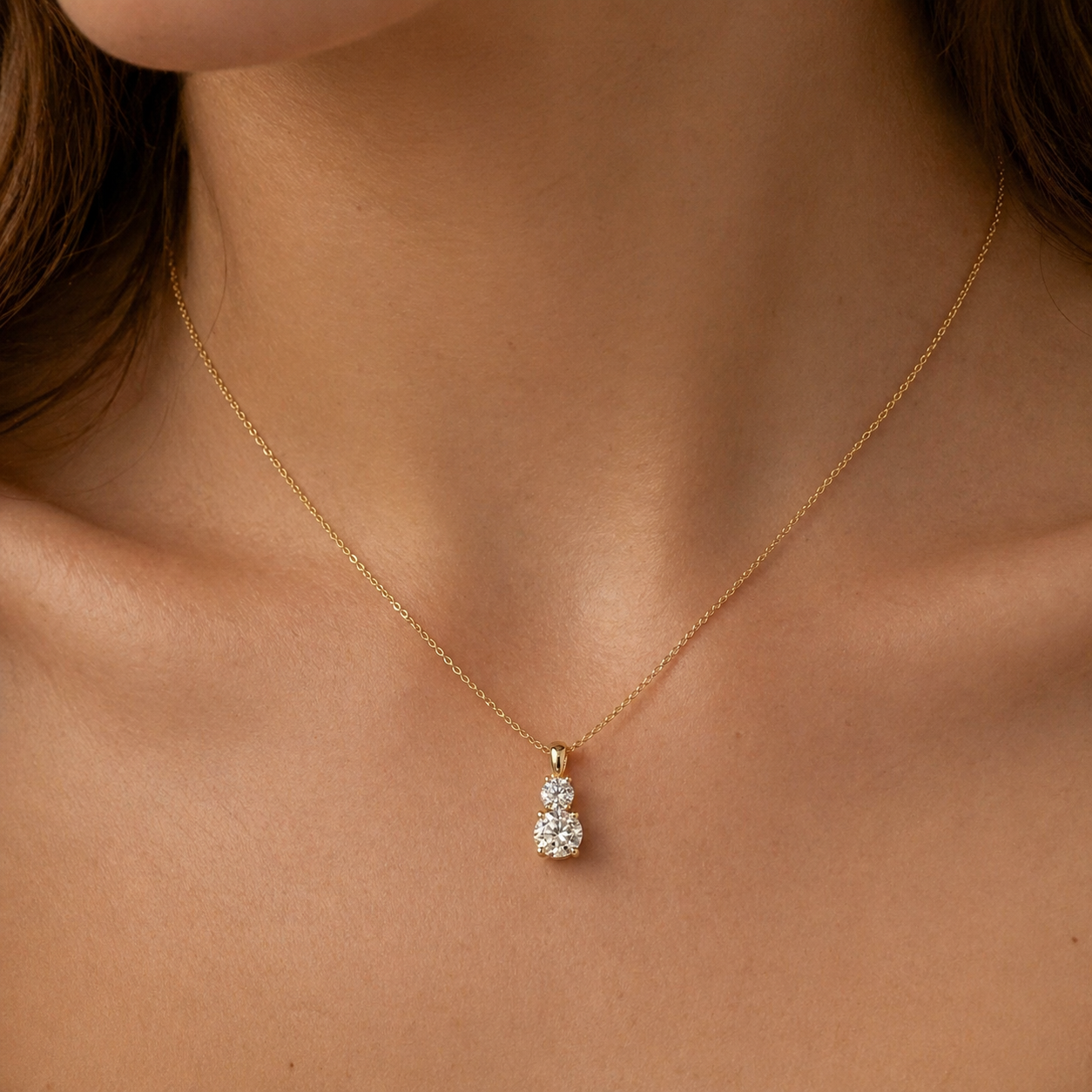 Petersen Jewels vedhæng i 14 kt guld med 1,30 ct labgrown diamanter båret på model