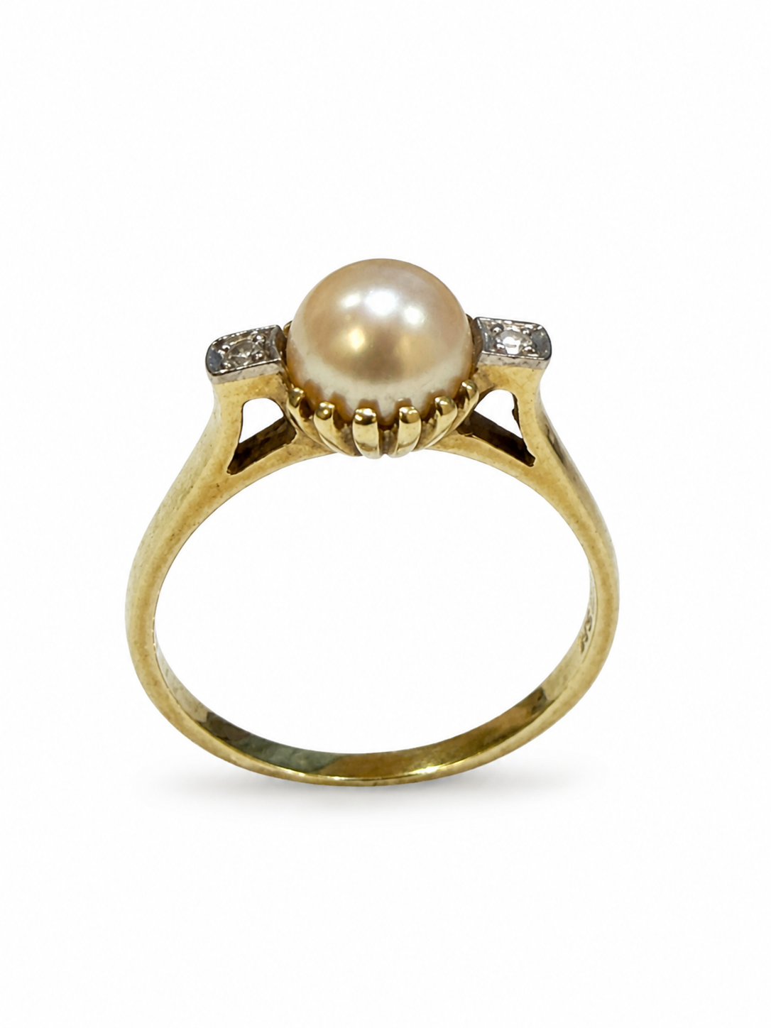 Brugt ring i 14 kt. guld med ferskvandsperle og ca. 0,02 ct. diamanter [ai-redigeret]