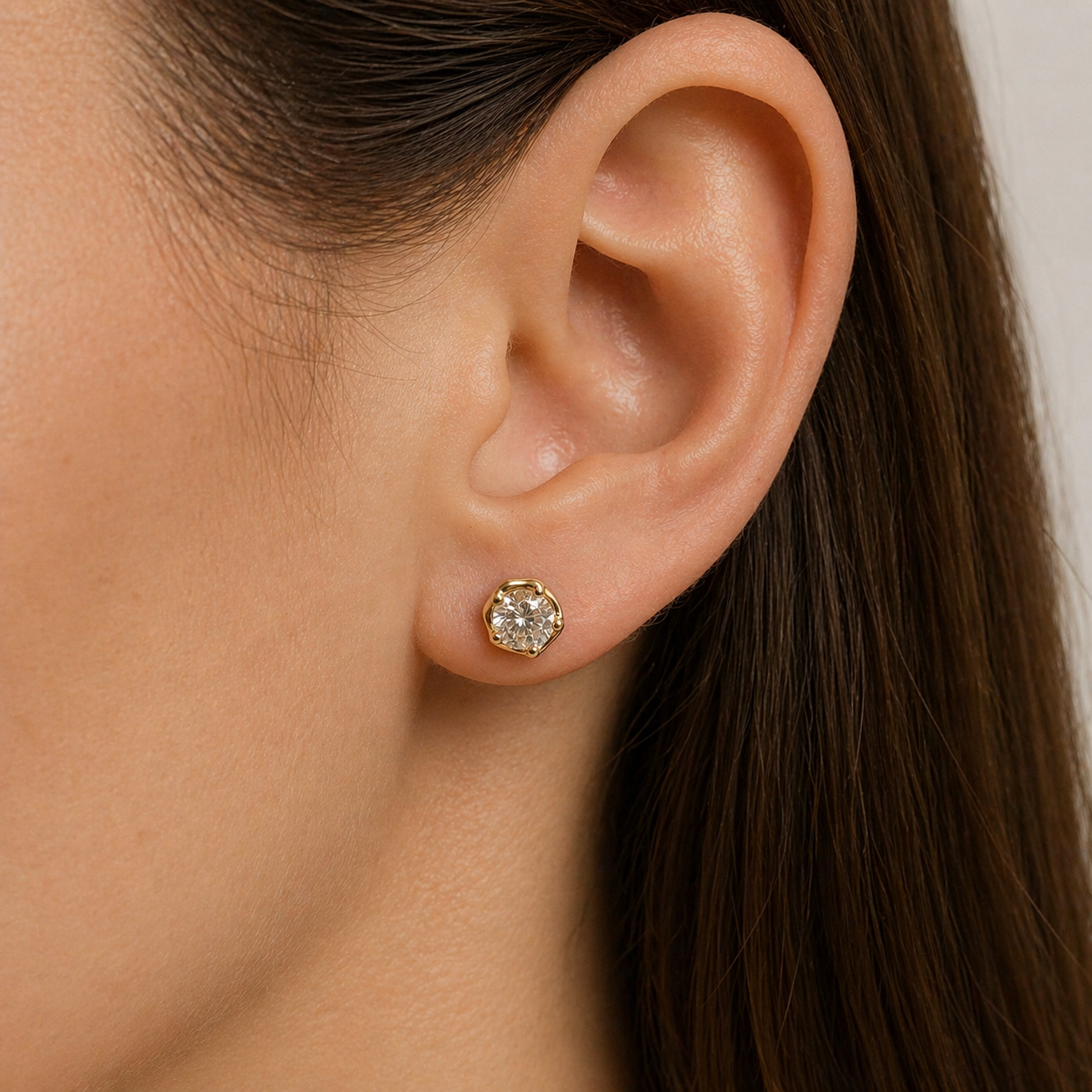 Petersen Jewels rustike øreringe med 0,50 ct labgrown diamant båret på model