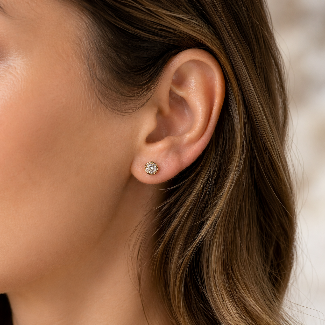 Petersen Jewels rustike øreringe med 0,35 ct labgrown diamant båret på øret