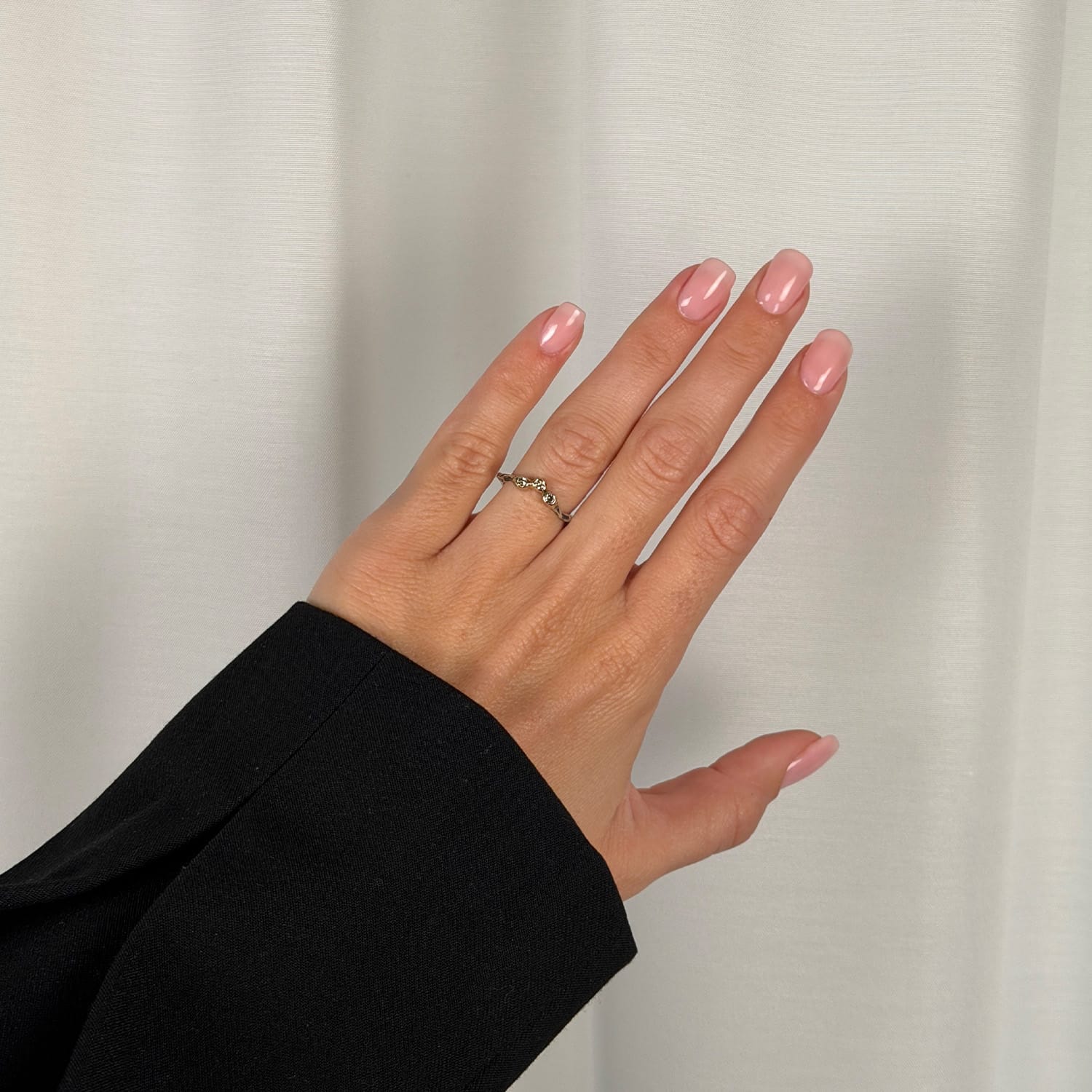 By Birdie Grace Single Triple Brill Polished ring båret på hånd med elegant og rustikt udtryk