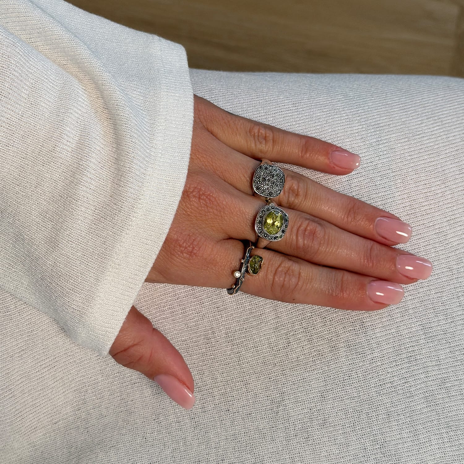 ByBirdie Frida Signet Pavé ring i skrå vinkel med glitrende diamanter