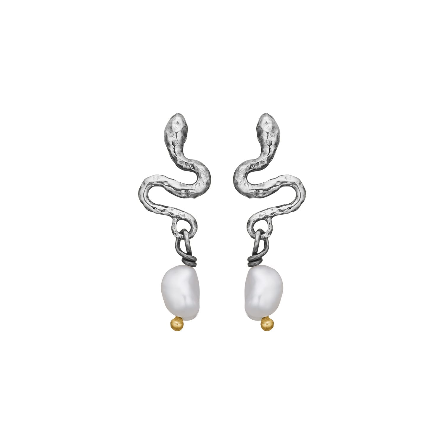 By Birdie Serpent Silver Perle ørestikkere med små slangedetaljer og hvide keshi perler