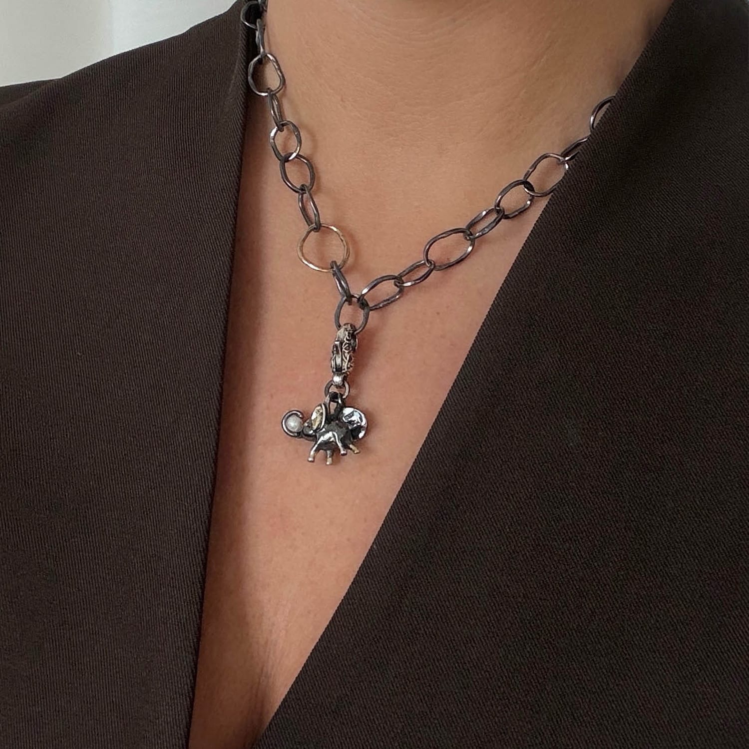 By Birdie Hannibal Small Charm vedhæng med elefantmotiv og fine gulddetaljer