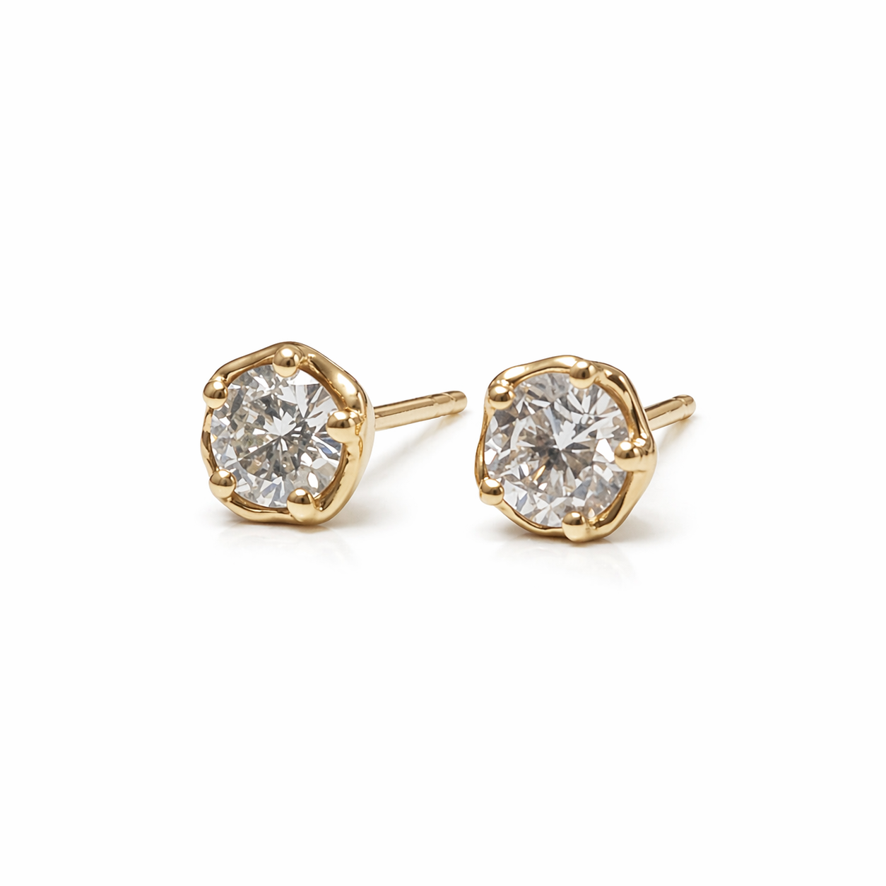 Petersen Jewels guld øreringe med round cut labgrown diamanter i skrå vinkel