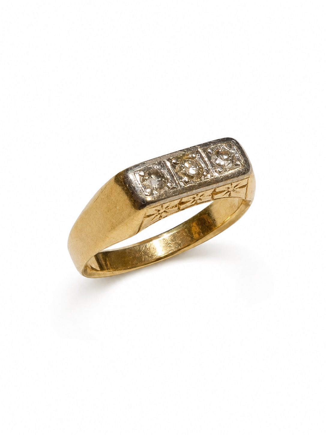 Brugt vintage ring i 14 kt. rød- og hvidguld med diamanter – produktbillede 1 [ai-redigeret]