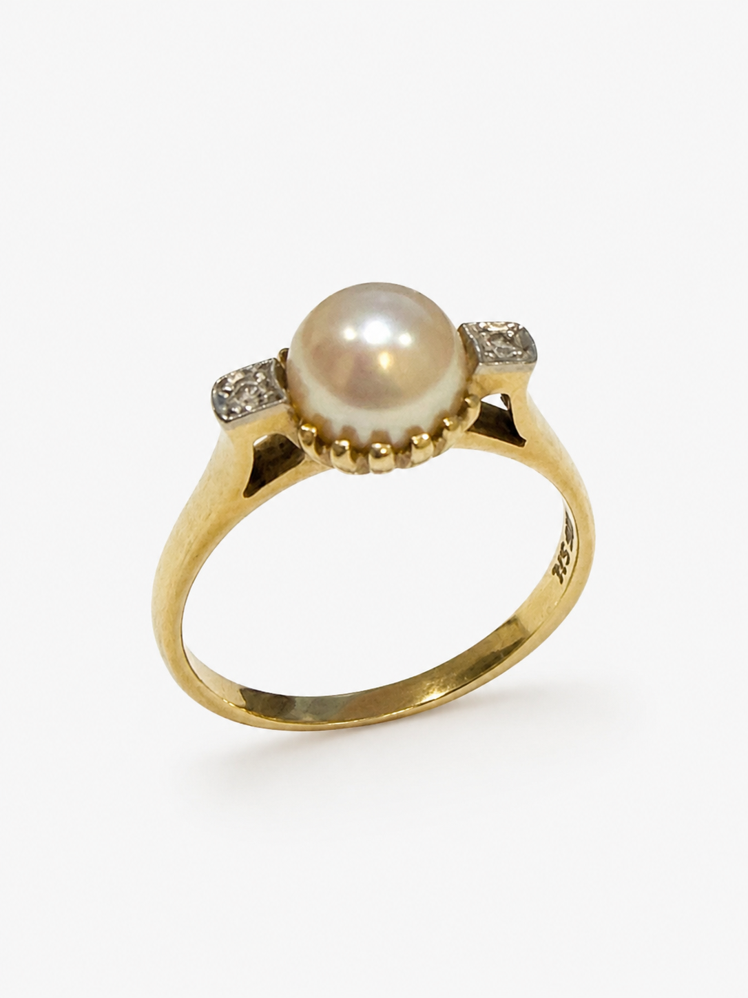 Brugt guldring i 14 kt. med ferskvandsperle og diamantdetaljer [ai-redigeret]